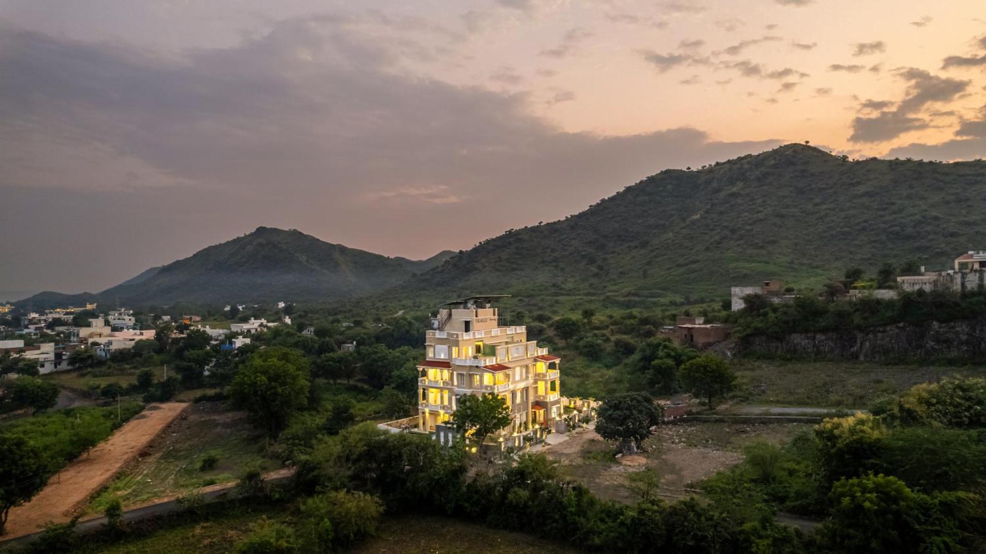 The Hills Collective By Downtown- A Luxury Private Pool Udaipur