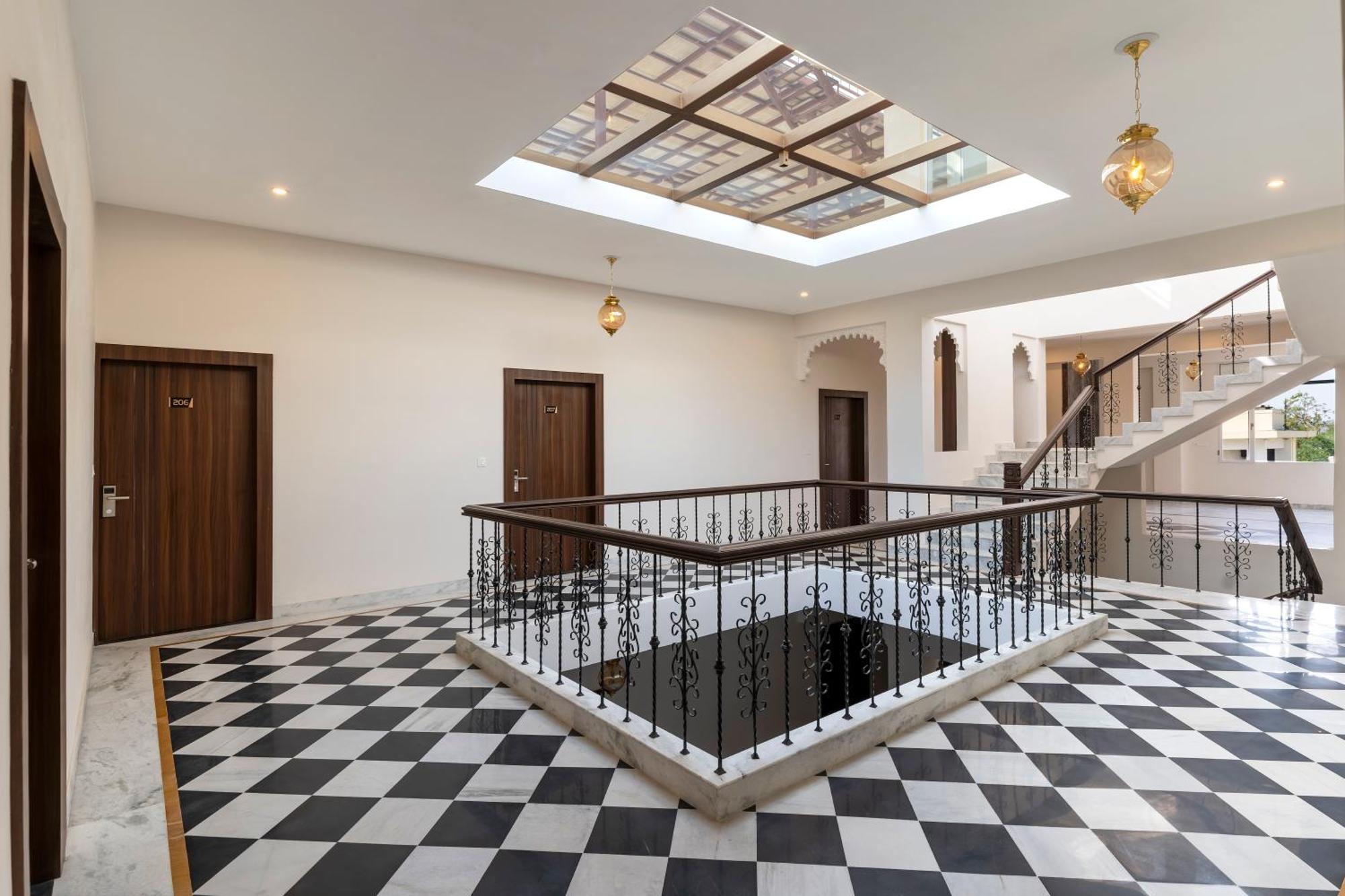 The Royal Courtyard 3*