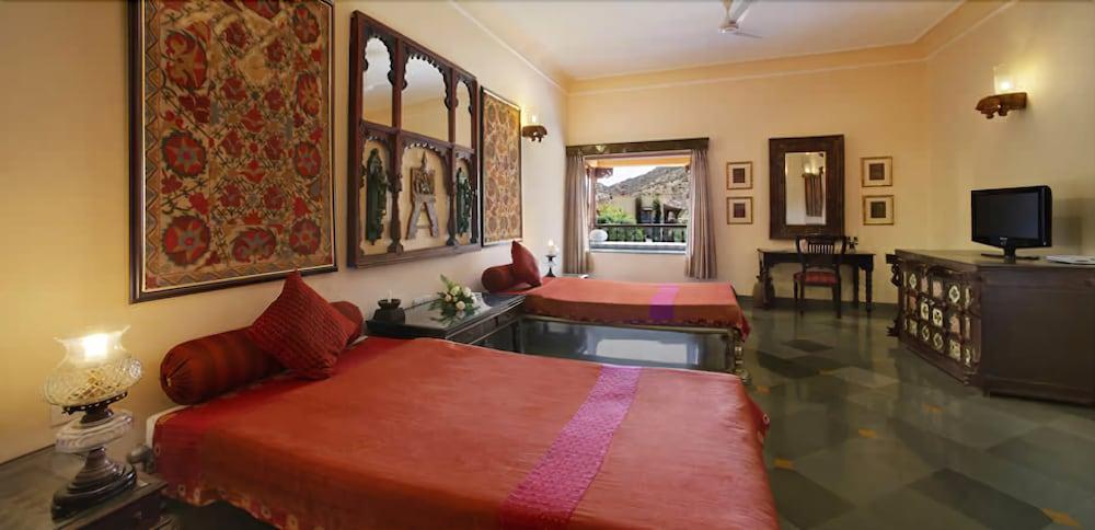 Resort The Royal Retreat &