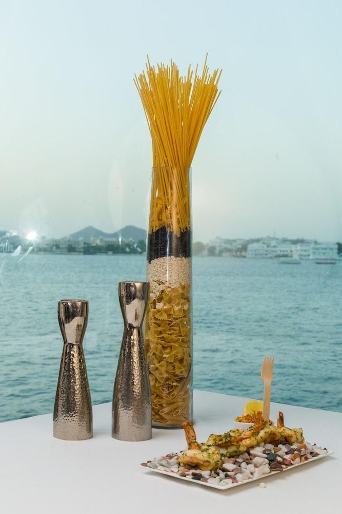 Jagmandir Island Palace - Grand Heritage Hotel