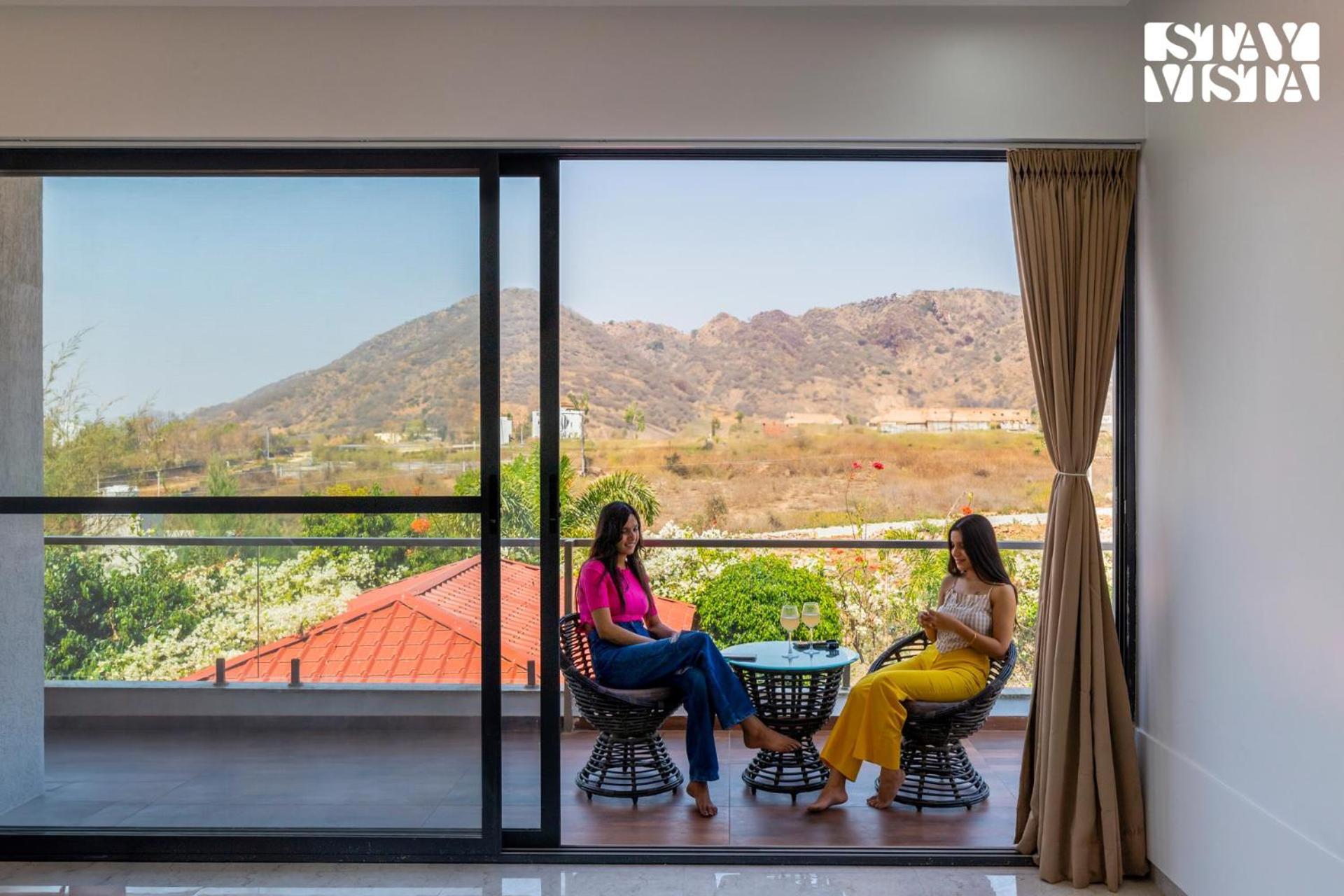 Stayvista's Bella Dream - Mountain-view With Outdoor Pool, Lawn Featuring A Gazebo & Indoor Games