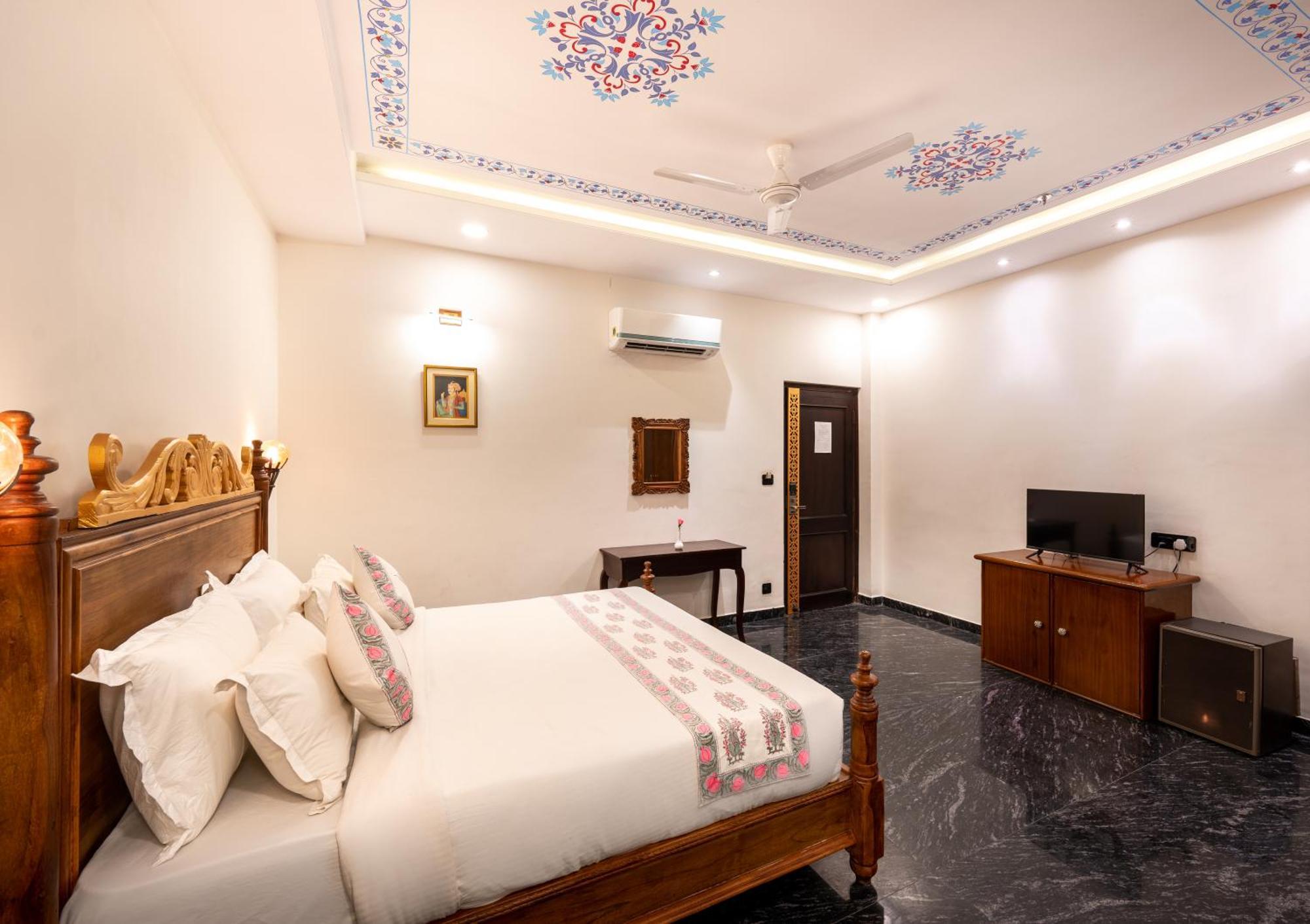 The Chronicles - Near The Pichola Hotel