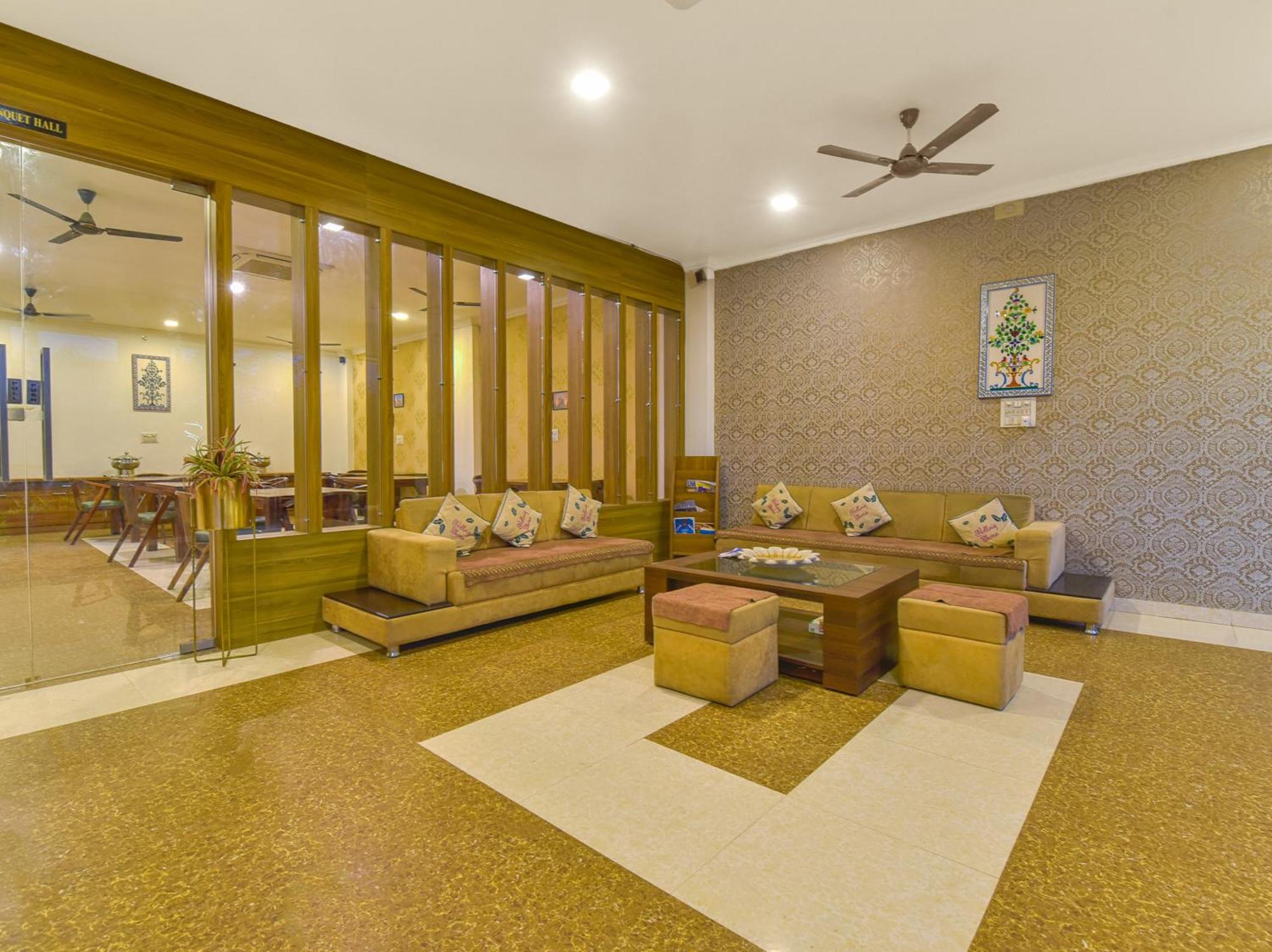 Hotel Sky Blu And Rooftop Restaurant Udaipur