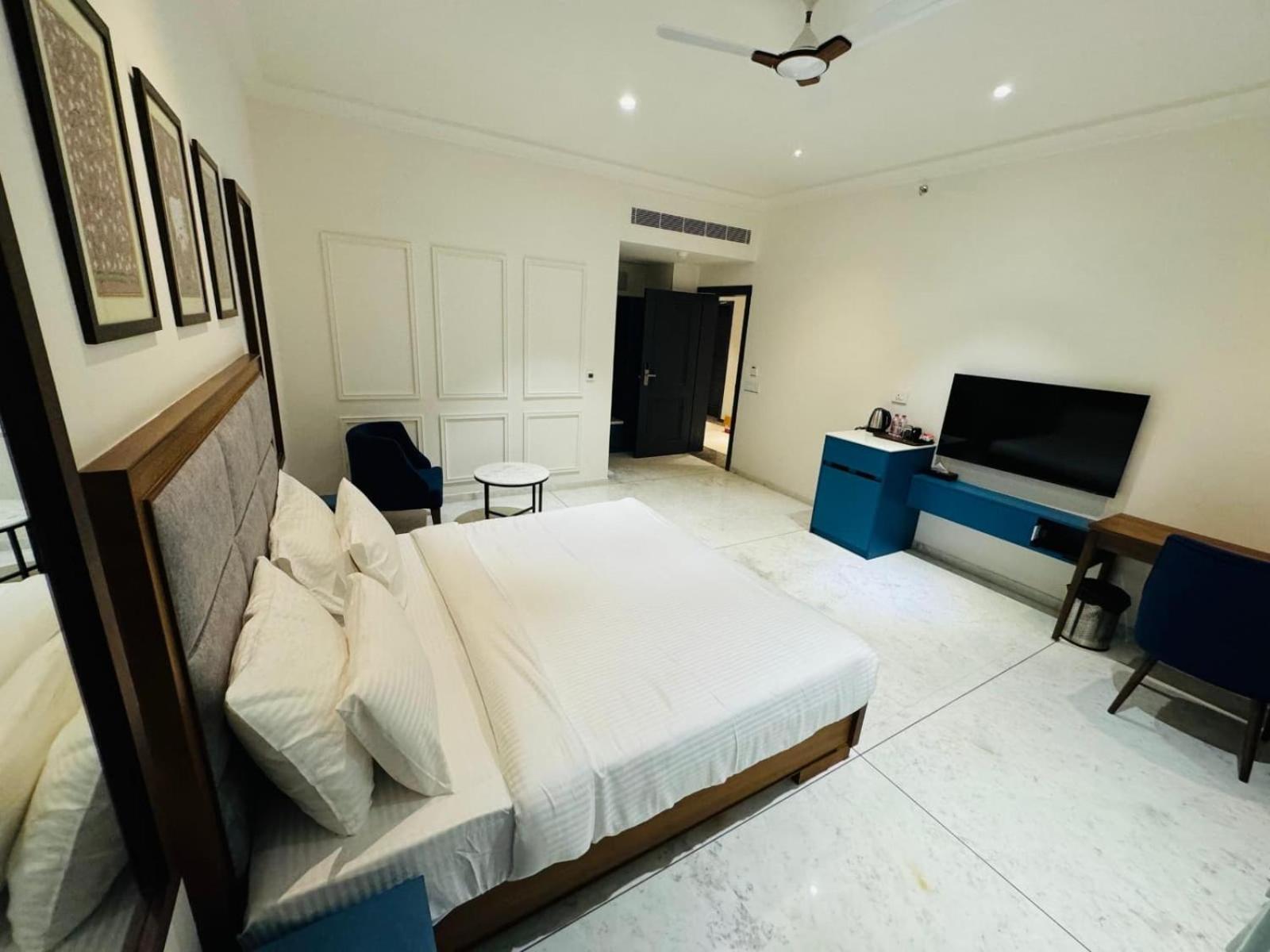 Sita Royal Lakside Hotel