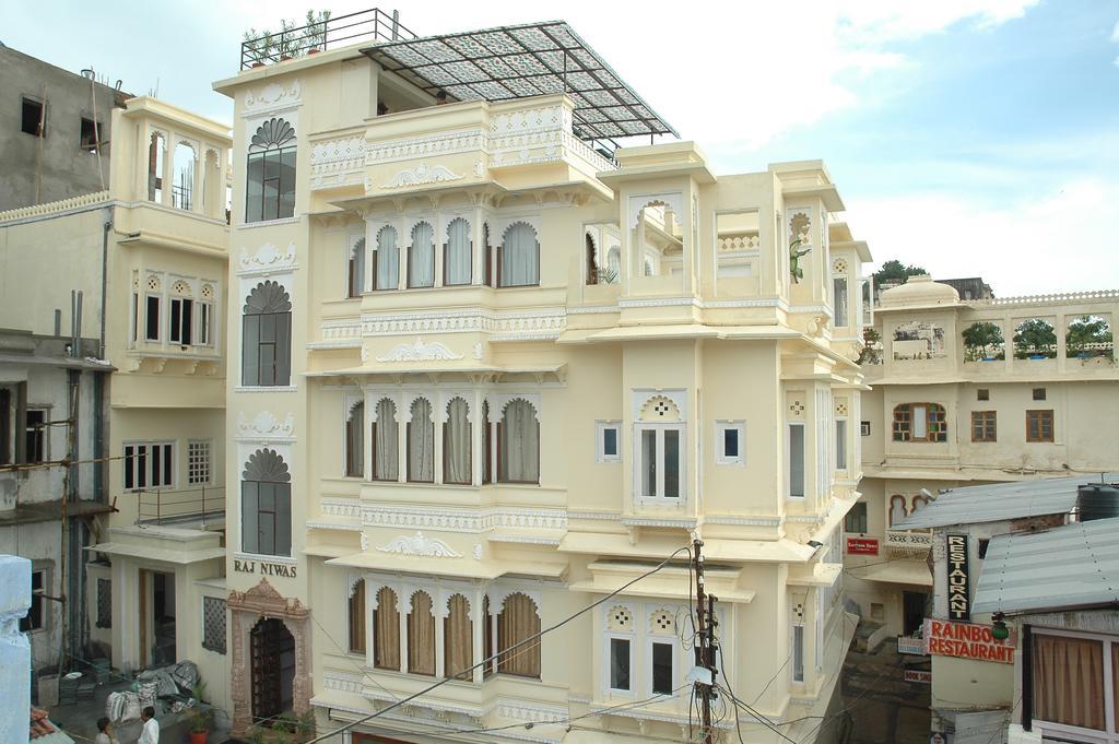 Hotel Raj Niwas