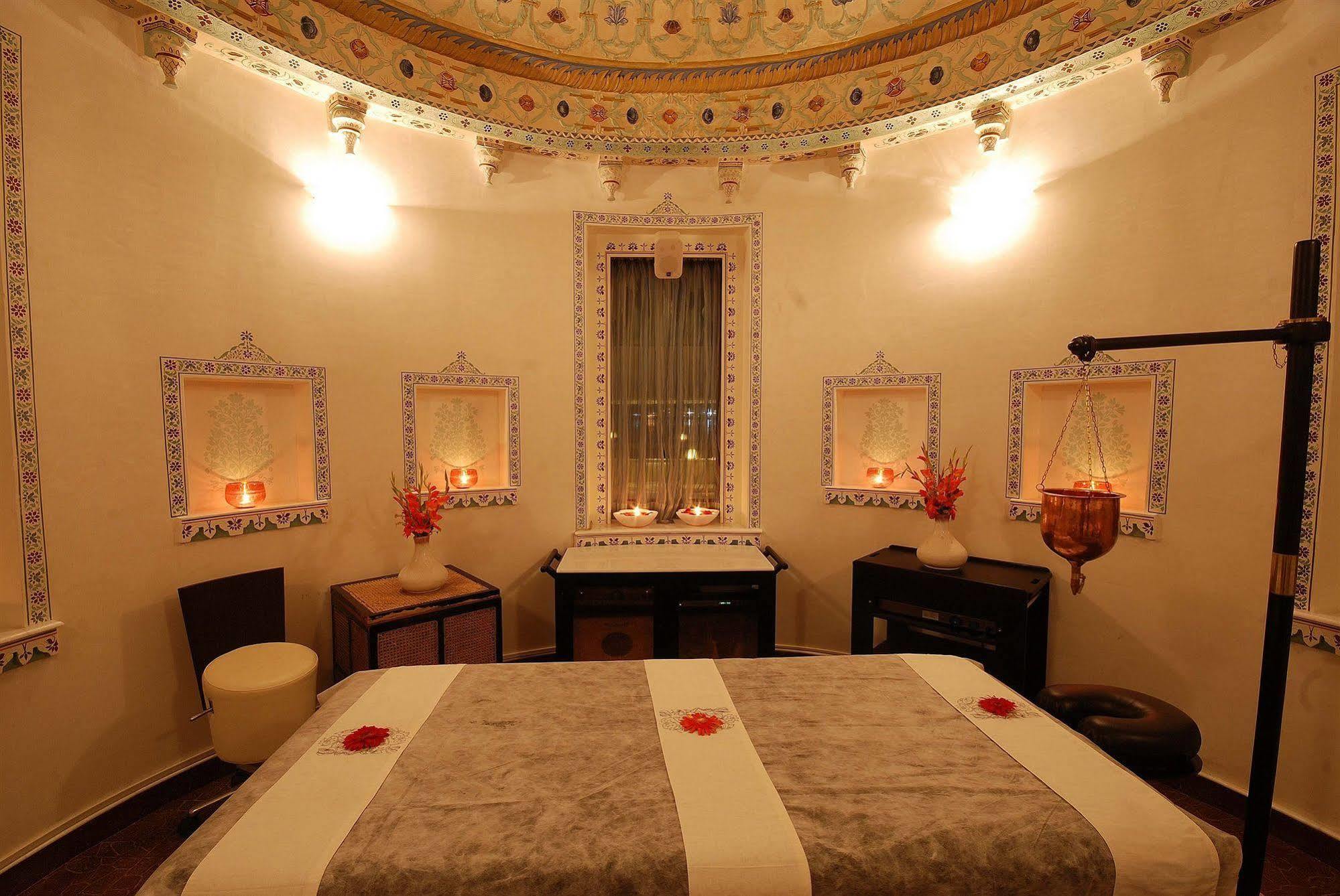 Hotel Jagmandir Island Palace - Grand Heritage