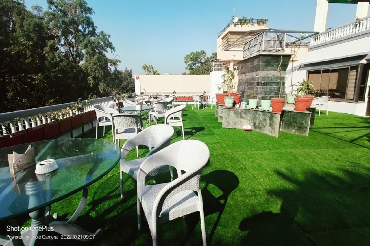 Heterosis Hotel