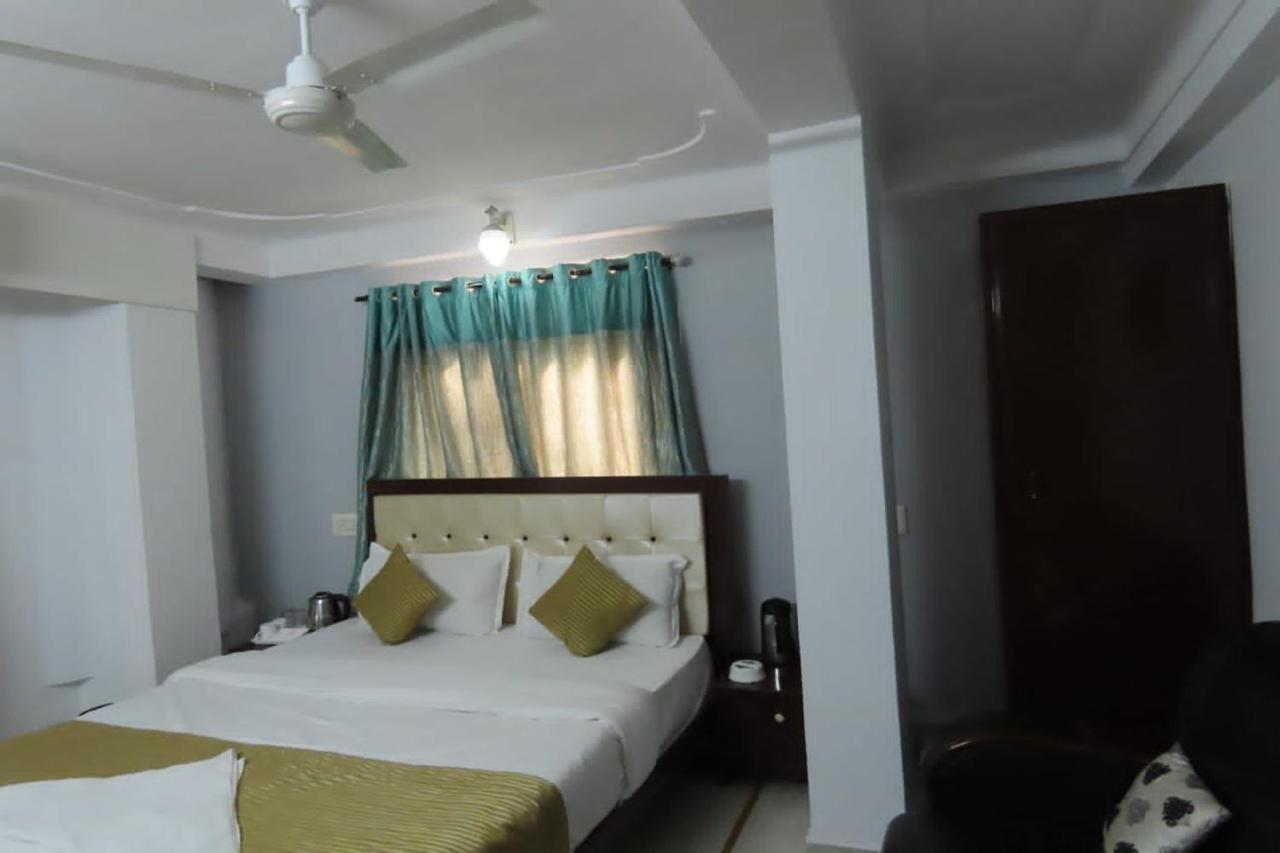 Heterosis Hotel