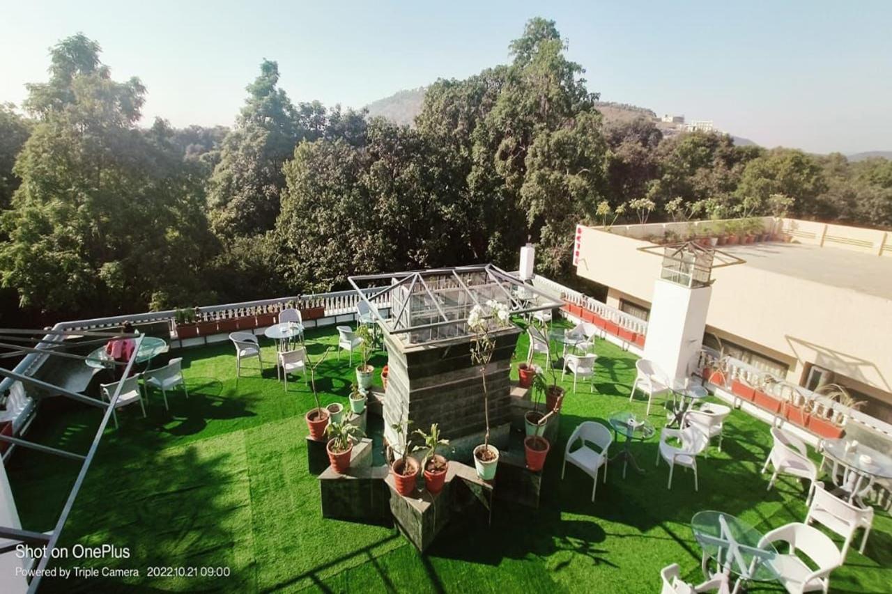 Heterosis Hotel