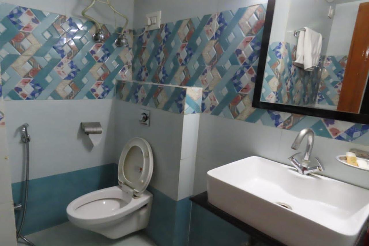 Heterosis Hotel