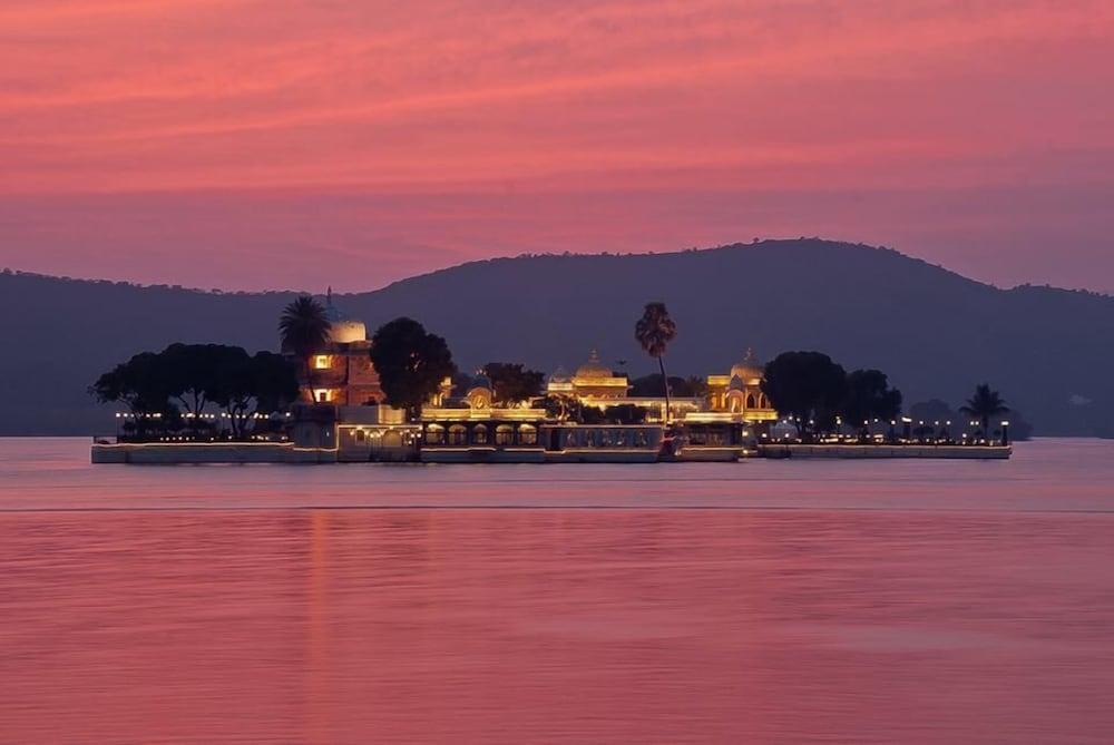 Jagmandir Island Palace - Grand Heritage Hotel Udaipur