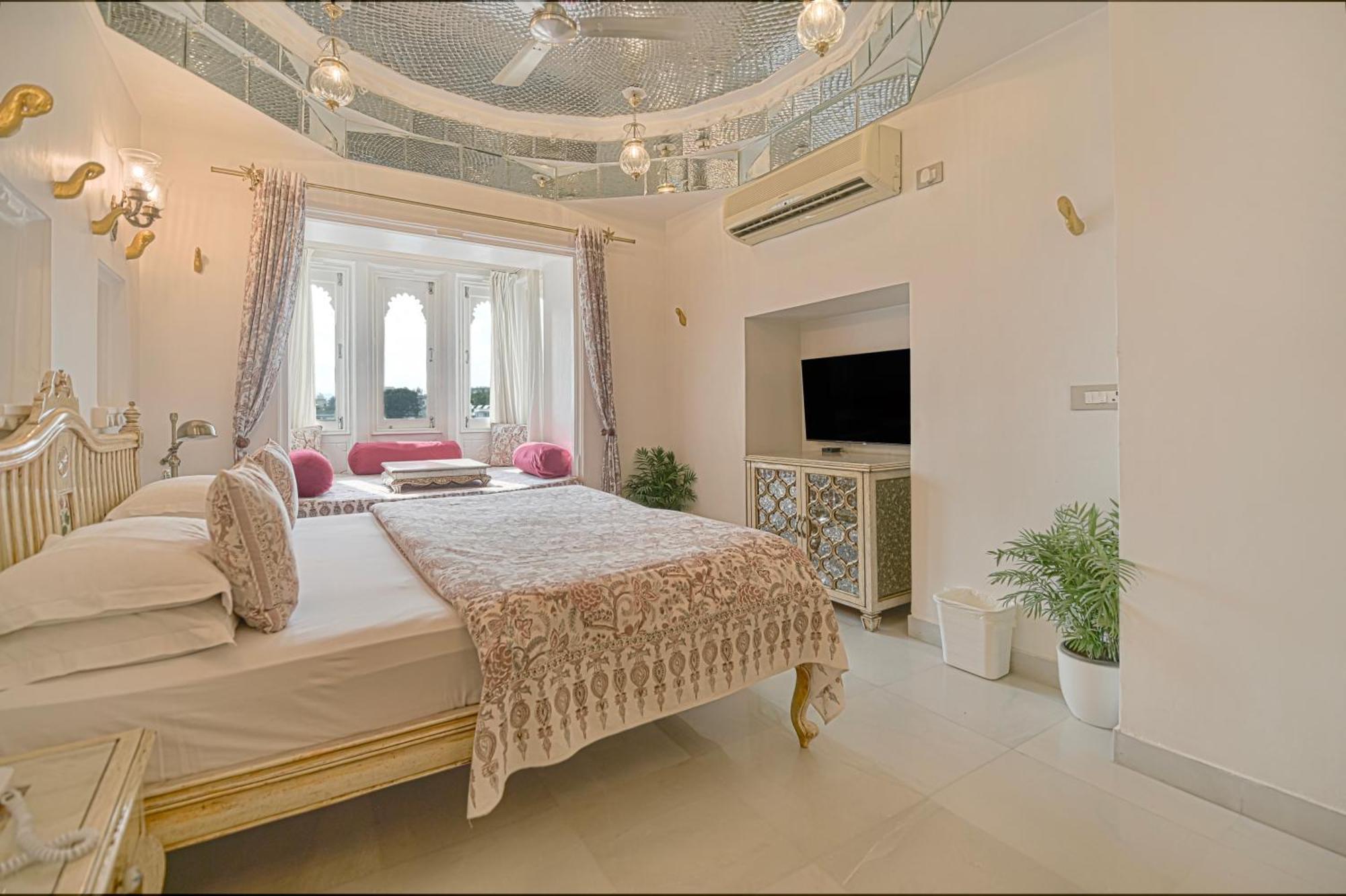 Hotel Jagat Niwas Palace Udaipur