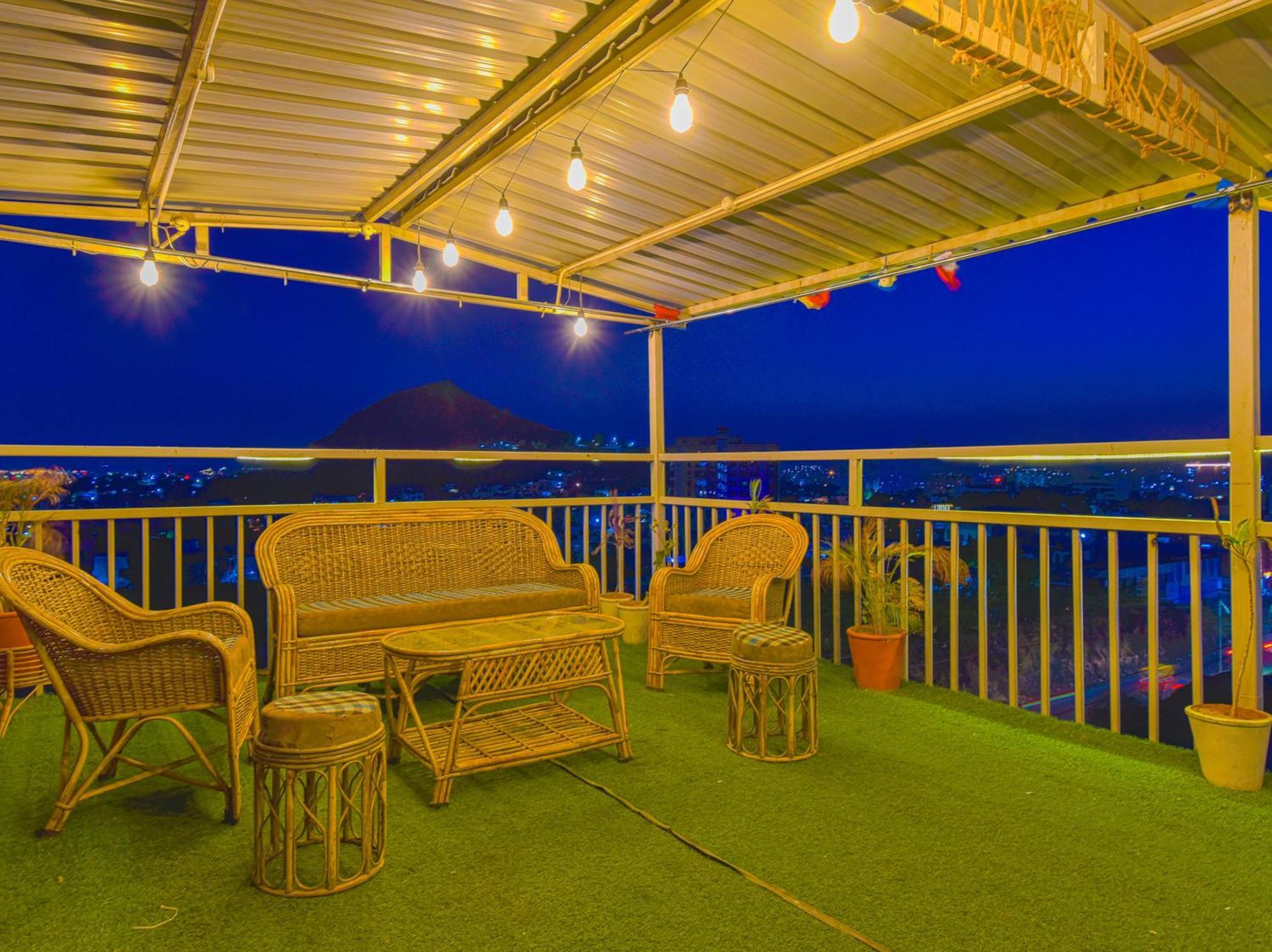 Hotel Sky Blu And Rooftop Restaurant Udaipur