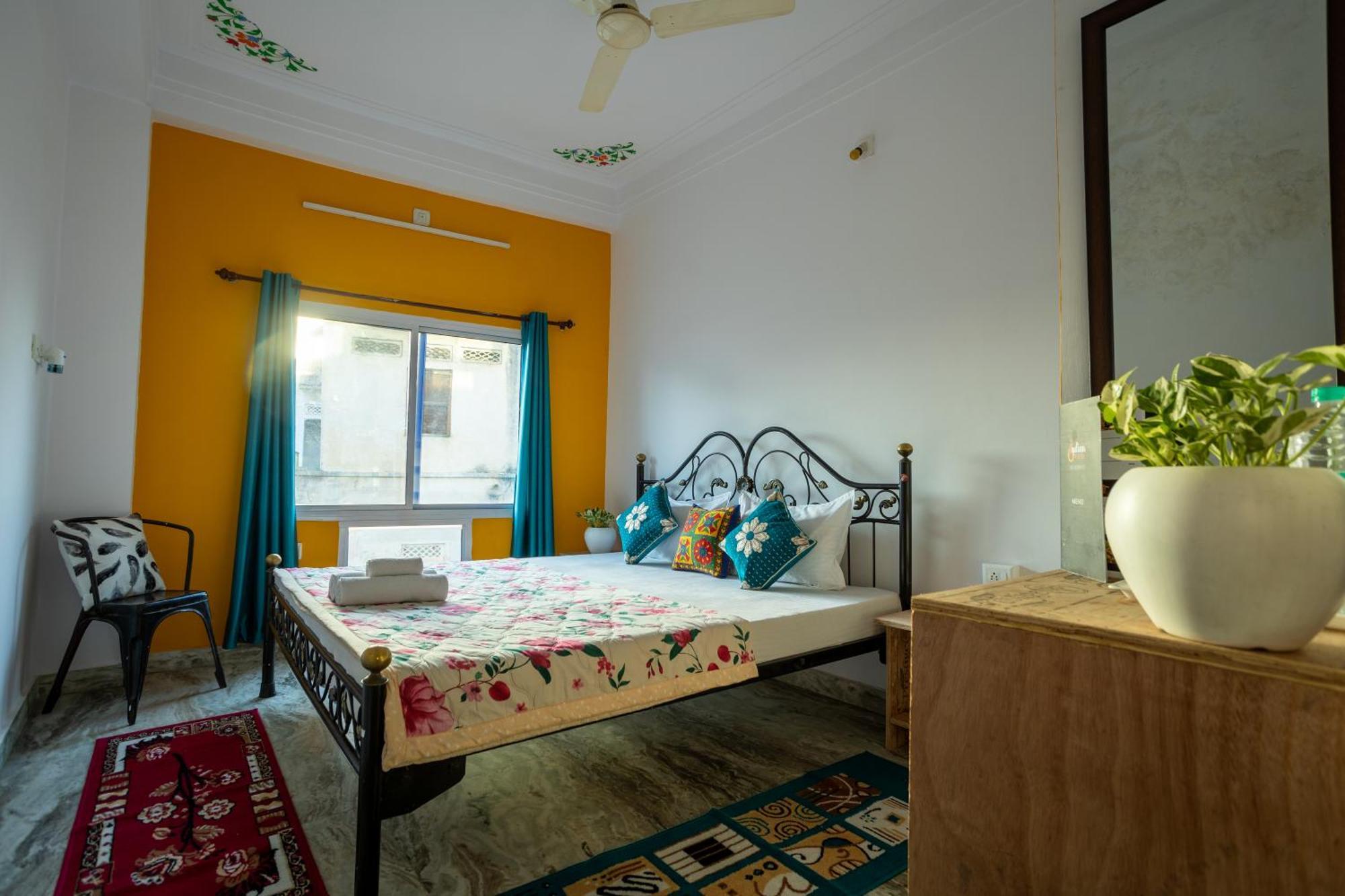 Krishna Guest house *