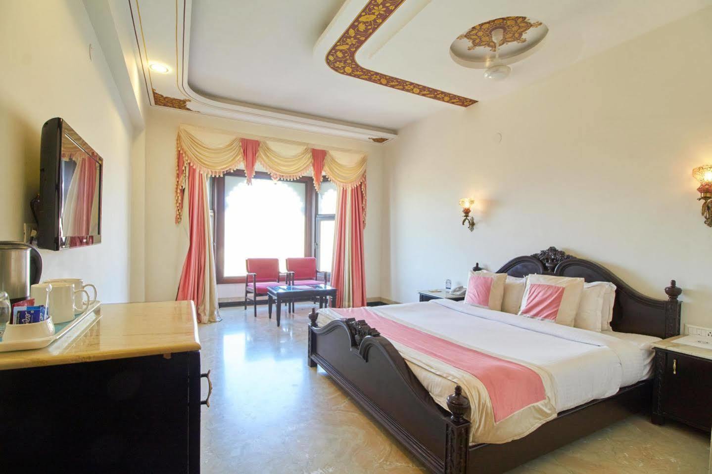 Hotel Bhairavgarh Palace 4*
